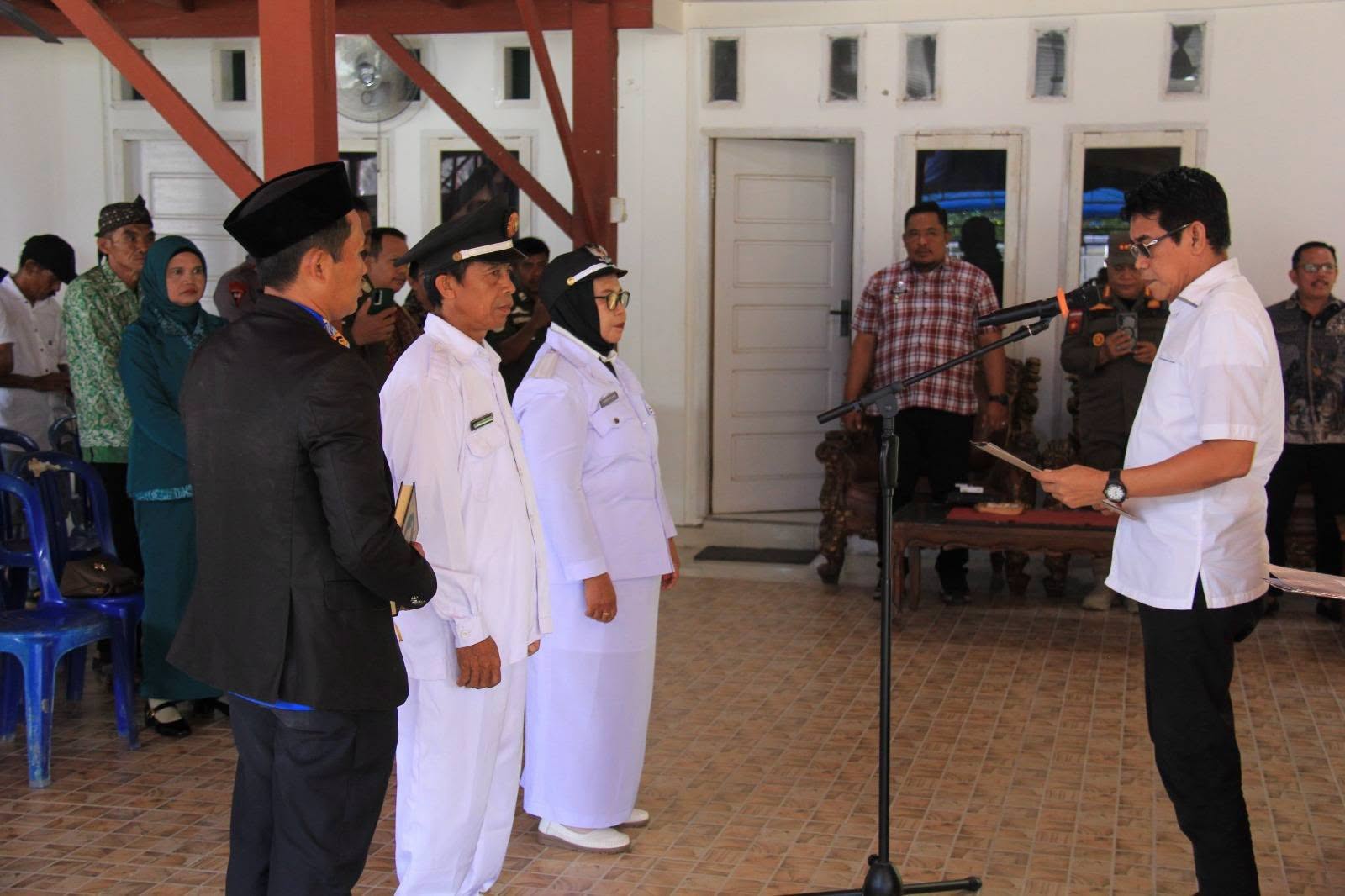 Bupati Parigi Moutong Lantik Dua Kepala Desa Antarwaktu, Kepala Desa Ogotion Terima Penghargaan Non Litigation Peacemaker