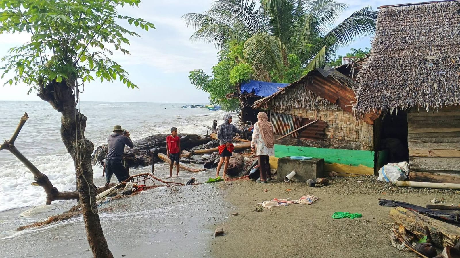 Efek Ombak Besar menghantam sejumlah Rumah Warga di Pesisir Pantai TOMOLI UTARA 